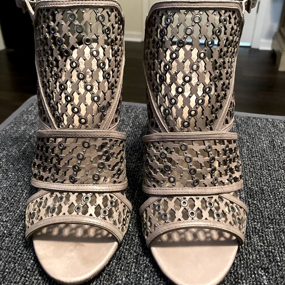 🔥🔥Super sexy Vince Camuto taupe leather cut out peep toe booties. 4” heel. 🔥